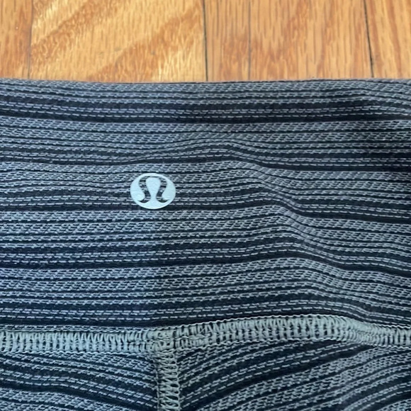 Lululemon Wunder Under Crop II Textured Stripe Slate Deep Coal size 2 - Picture 6 of 9